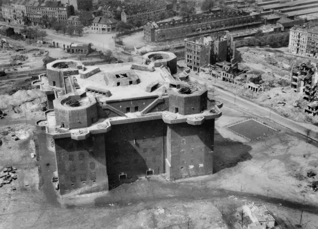 Flakturm_IV_Hamburg_aerial_photo_1945